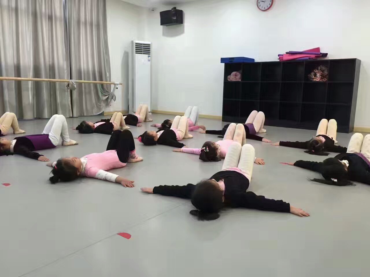 選對(duì)了舞蹈地膠能很好的減少舞者受傷？【騰方PVC地板】